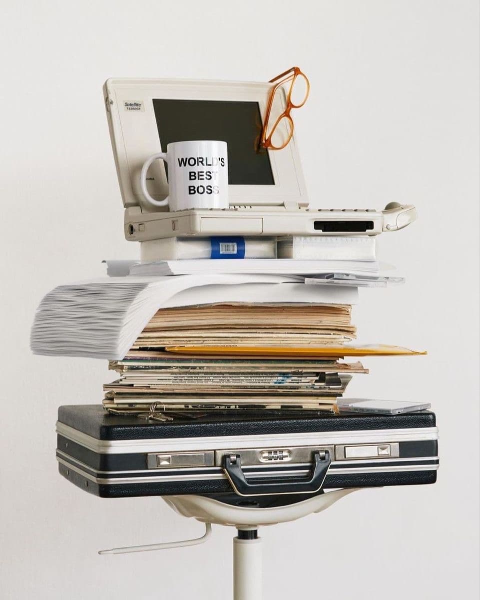 En ustabil stabel med kontorrekvisita